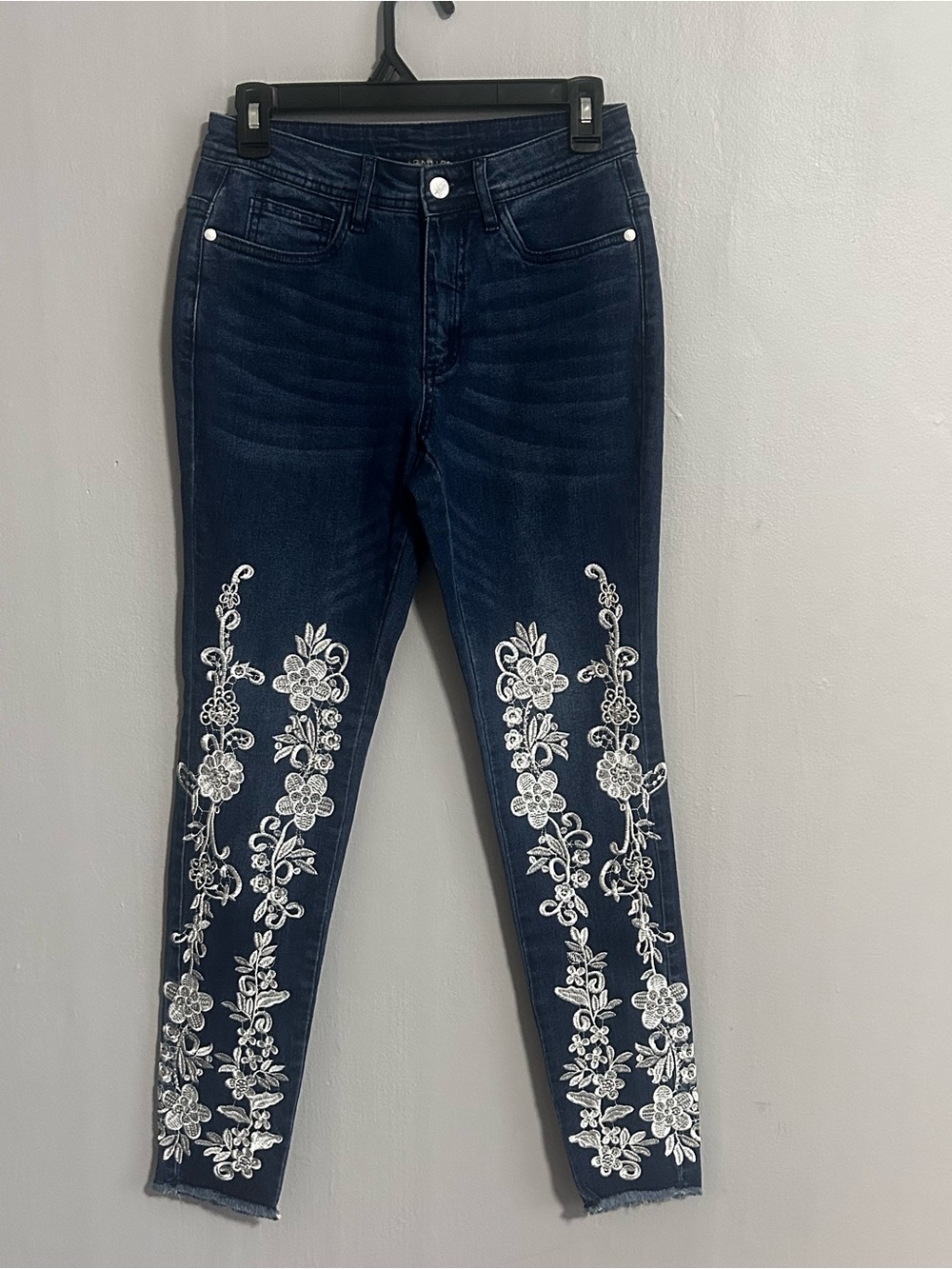 VENUS Women's Dark Blue Embroidered Skinny Jeans 
Size 4